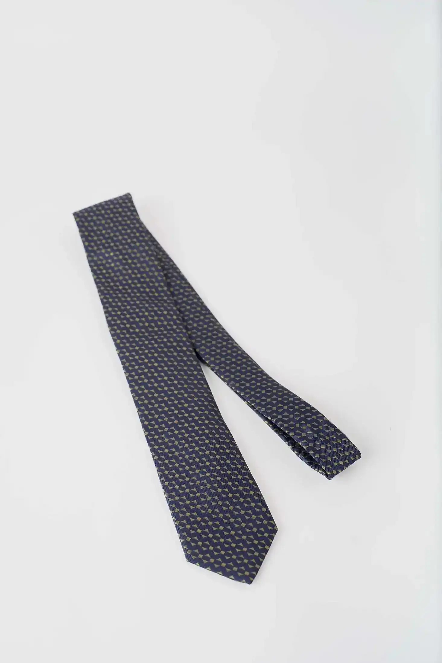 Triangles Pattern Knotted Tie - Image 2
