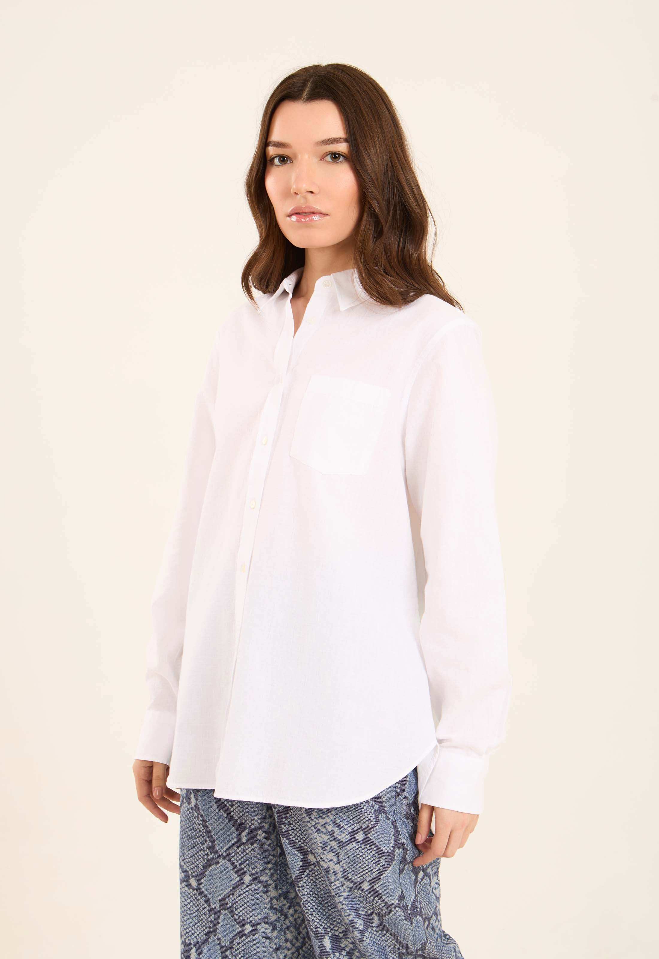 Classic Linen Shirt with Front Pocket - Image 2