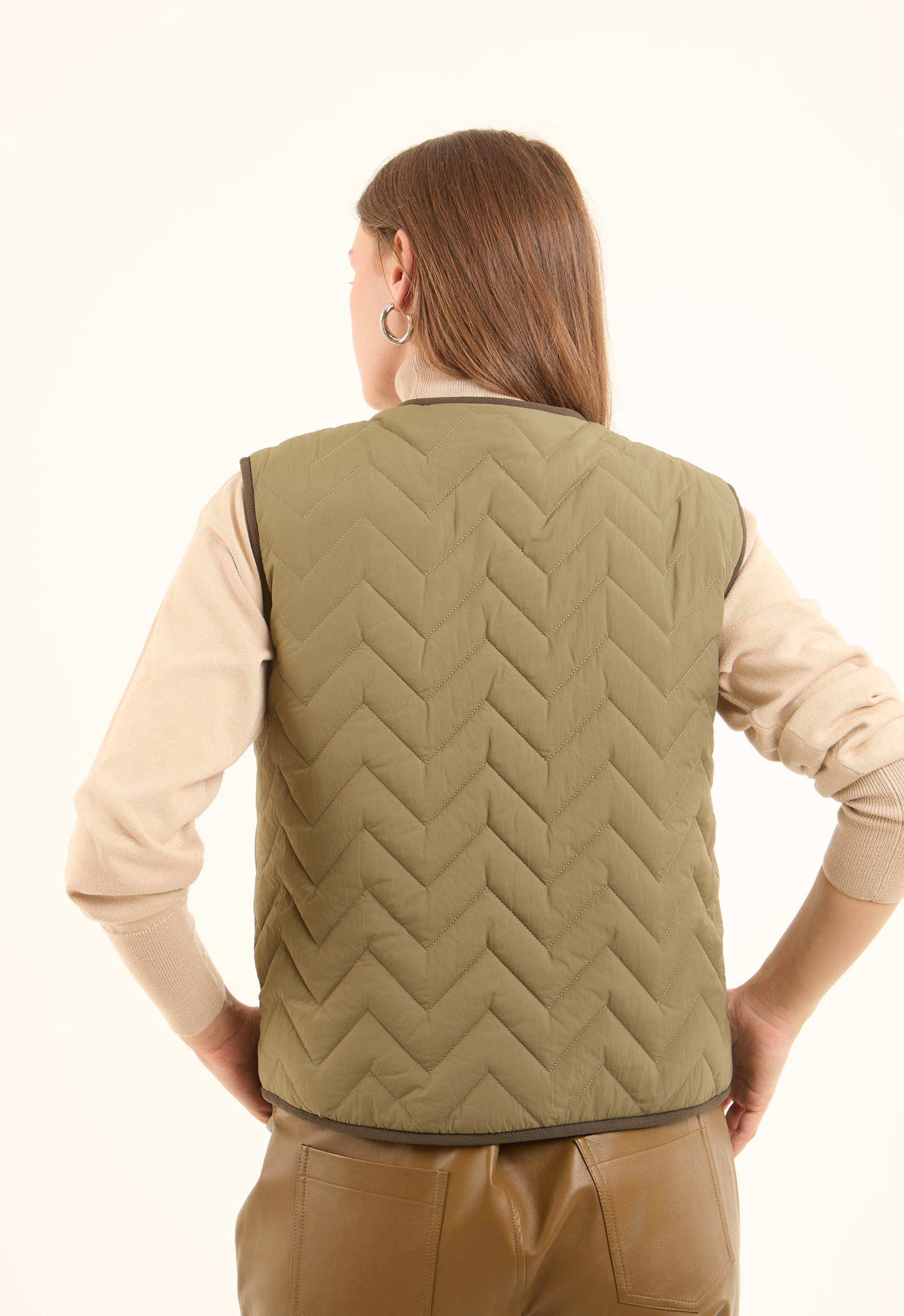 Sleeveless Buttoned Coziness Vest - Image 4