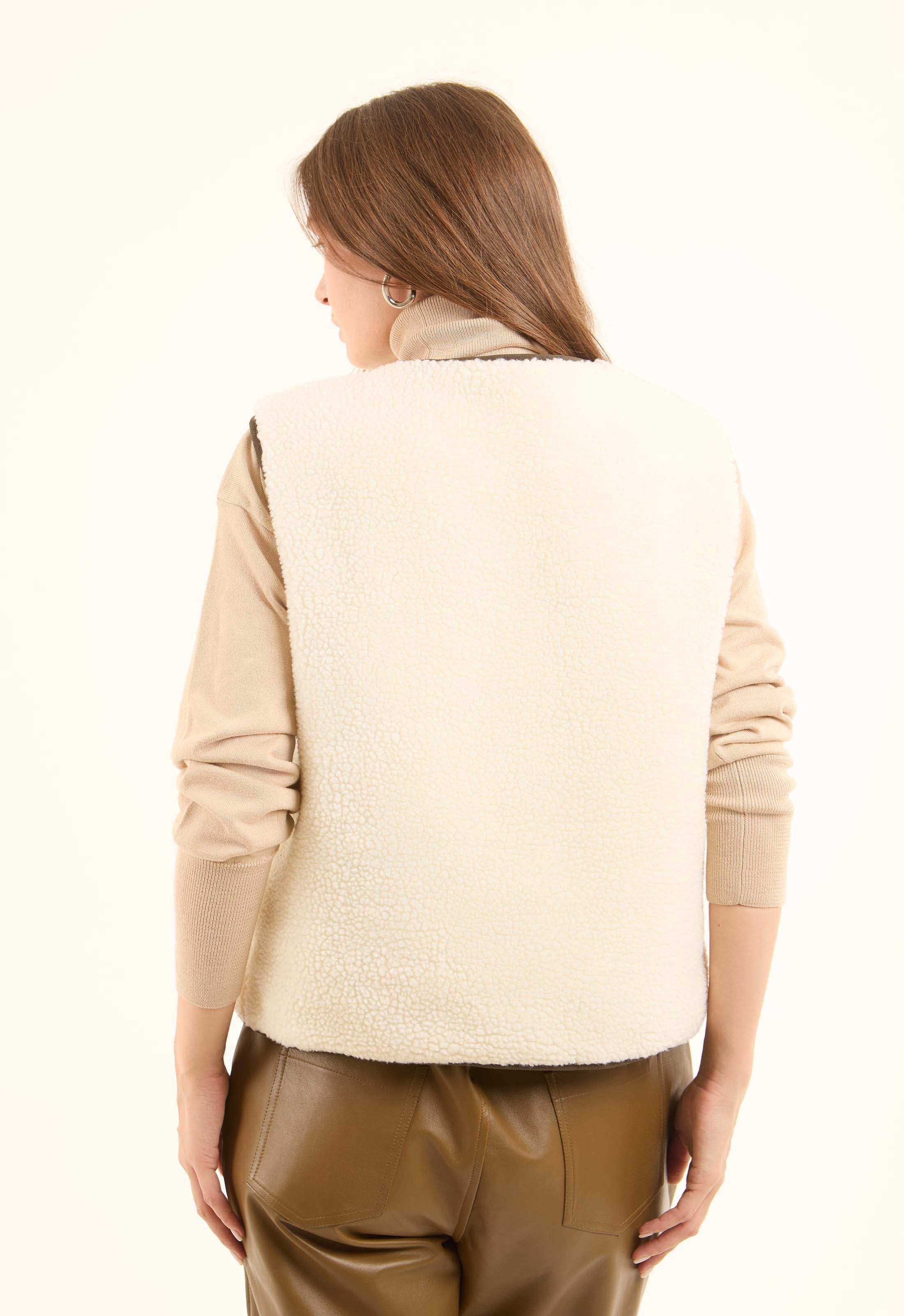 Sleeveless Buttoned Coziness Vest - Image 9