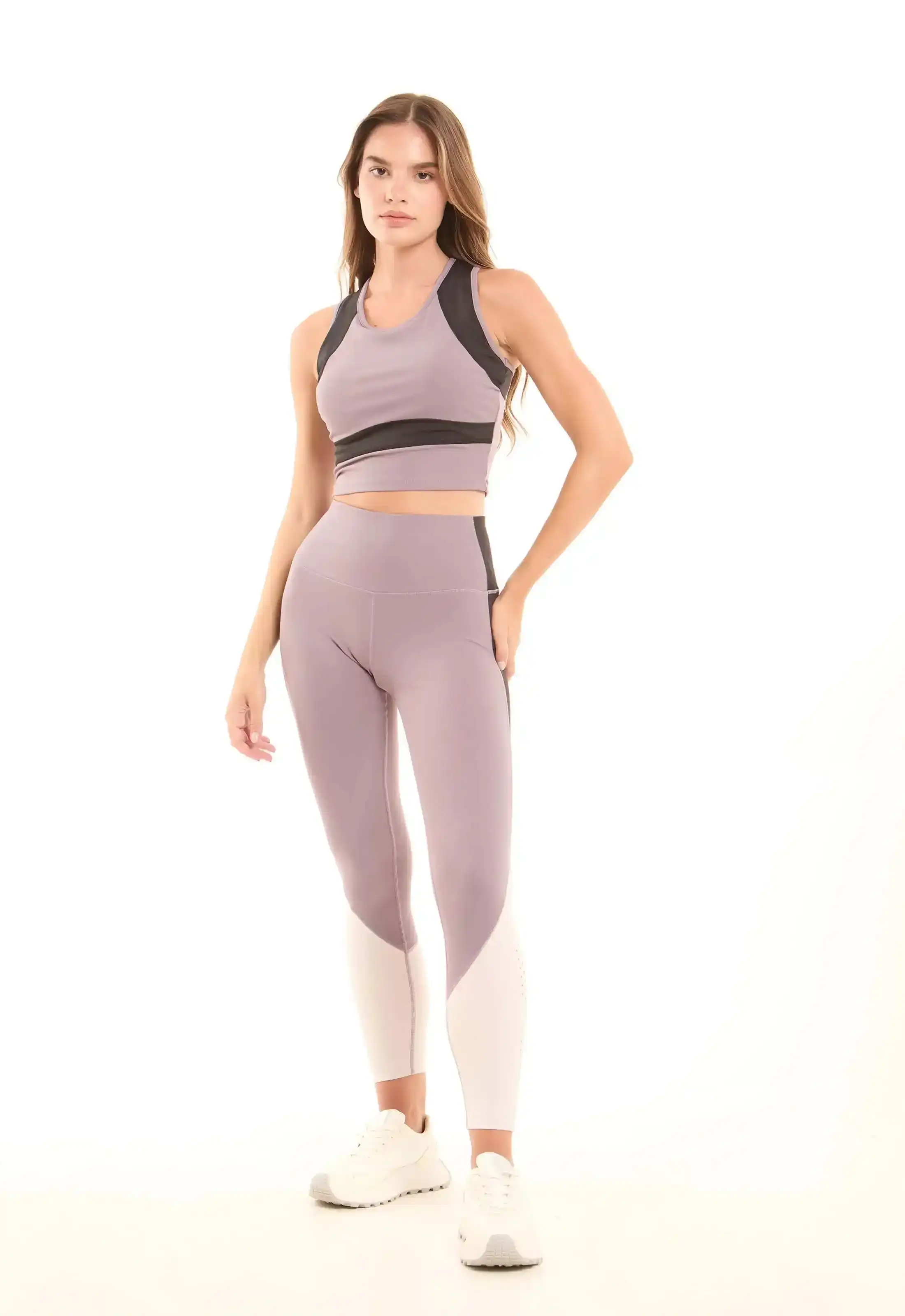 Sporty Cropped Bra Top Featuring Contrast Panels - Image 4