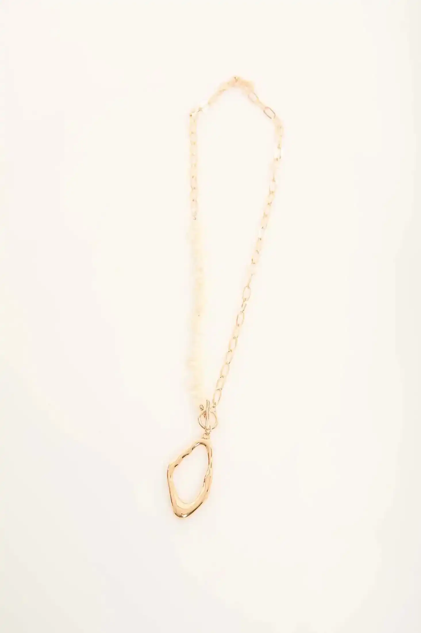 Glossy Metallic Pendant Chain Necklace